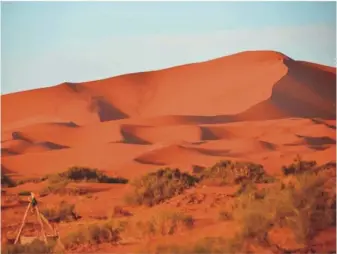  ??  ?? 色彩紋理各異的沙漠。