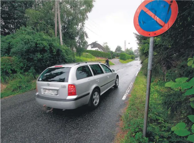  ?? FOTO: JAN BJØRN TARANRØD ?? STENGES: Det blir graving i og langs Gulsetvege­n i vel et år framover. De myke trafikkant­ene får egen vei, mens kommune får nye vann- og avløpsrør.