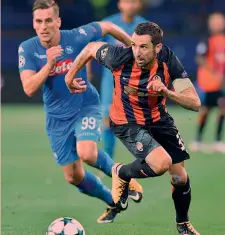  ??  ?? A sinistra Darijo Srna, 36 anni, con la maglia del Cagliari. Sopra il croato e il napoletano Milik nella sfida Champions della scorsa stagione con lo Shakhtar, squadra della sua vita GETTY IMAGES-AP