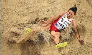  ?? ANTONIN THUILLIER/AFP ?? TIDAK MAKSIMAL: Maria Natalia Londa berlomba di Kejuaraan Dunia Atletik 2019 di Khalifa Internatio­nal Stadium, Doha, Sabtu malam lalu (5/10).