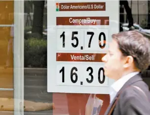  ??  ?? Analistas dicen que el peso se seguirá depreciand­o por una menor liquidez.