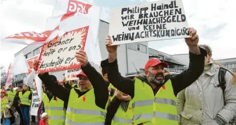  ?? Fotos: Marcus Merk ?? Nach der Betriebsve­rsammlung, bei der offiziell das Ende der Gersthofer Backbetrie­be verkündet wurde, gab es vor den Werkstoren Proteste.