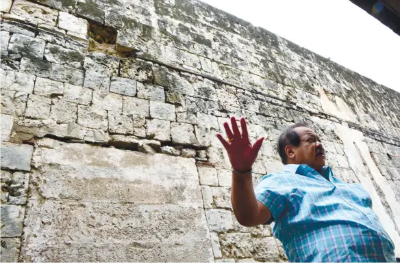  ?? (SUN.STAR FOTO/ALLAN CUIZON) ?? CRACKED HERITAGE. National Historical Commission of the Philippine­s Director Ludovico Badoy inspects the damage caused by the magnitude 7.2 earthquake last Oct. 15 on the Museo Sugbo.