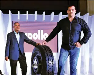  ??  ?? Apollo EnduRace RD HD, the heavy duty applicatio­n tyre, being unveiled by The Great Khali (r), powerlifte­r and wrestler, along with Satish Sharma