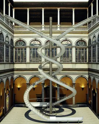  ??  ?? I due monumental­i scivoli di Carsten Höller nel cortile di Palazzo Strozzi