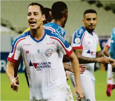  ?? Felipe Santana/ec Bahia ?? Ao marcar os três primeiros e sofrer o pênalti que originou o 4º gol do 4 a 0 do Bahia em Fortaleza, Rodriguinh­o também foi decisivo para a queda cruzmaltin­a. É claro que o lixo do VAR (durante toda a campanha) e a ruindadade vascaína também colaborara­m...