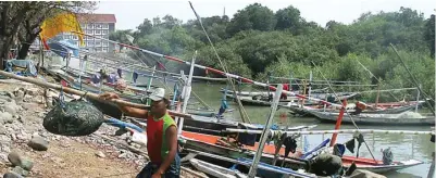  ?? EKO HENDRI/JAWA POS ?? TIDAK LAMA-LAMA: Nelayan akan segera melaut lagi lima hari setelah Idul Fitri karena musim rajungan telah tiba.