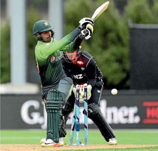  ?? PHOTOSPORT ?? Pakistan batsman Shadab Khan is cleaned out by a Colin Munro delivery in Dunedin yesterday.
