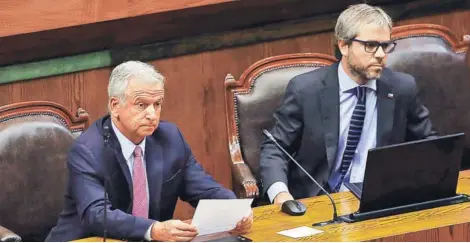  ??  ?? Los ministros de Hacienda, Felipe Larraín, y de la Segpres, Gonzalo Blumel.