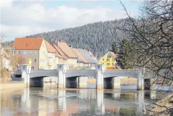  ?? FOTO: INGEBORG WAGNER ?? Die Donau in Tuttlingen: Das Scala-Wehr ist noch offen.