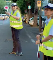  ??  ?? Una vigilessa in azione davanti ai varchi della Ztl estiva che il Comune vorrebbe rendere permanente