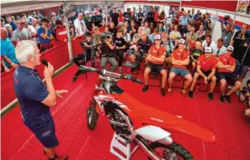  ??  ?? Investi à 100 % chez Honda, Roger Harvey a participé à la présentati­on à la presse de la nouvelle 250 CRF…