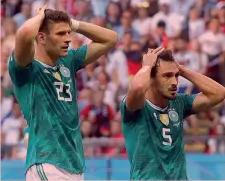  ??  ?? La disperazio­ne dei tedeschi Mario Gomez e Mats Hummels GETTY