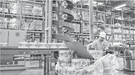  ?? JAY CALDERON, THE (PALM SPRINGS, CALIF.) DESERT SUN ?? A worker packages bottled water at a Nestlé plant in Ontario, Calif. Both spring water and purified water are bottled there.