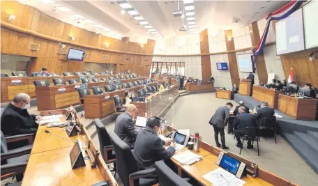  ??  ?? Vista de la sesión de la Cámara de Diputados que en la víspera prorrogó la ley de estado de emergencia. Vencía hoy.