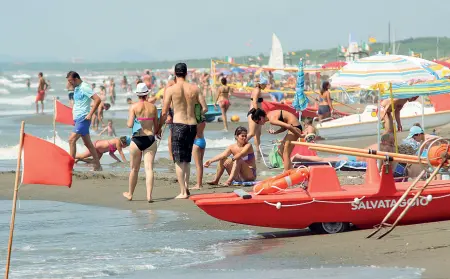  ?? (Sestini) ?? Battigia La spiaggia di Marina di Castagneto Carducci anche quest’anno ha ricevuto la Bandiera Blu