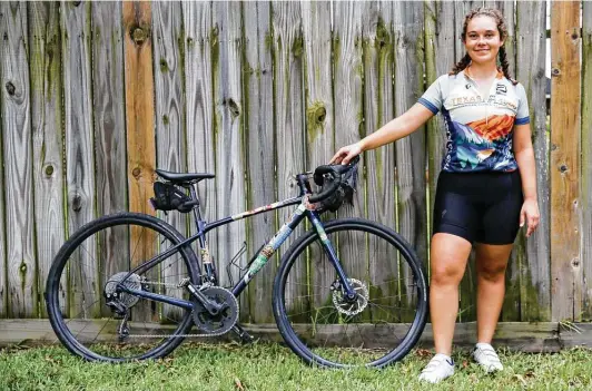  ?? Elizabeth Conley / Staff photograph­er ?? Lilian Velez covered the frame of her bike with stickers from the states the Texas 4000 team rode through.