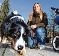  ?? Foto: Marcus Merk ?? Die beiden kennen das Problem: Yvonne Bechtel und ihre Hündin Emma versuchen im Winter stark gesalzene Wege zu meiden.