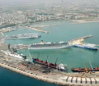  ?? ?? Panoramica La visuale dall’alto dell’intera area portuale di Bari