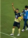  ??  ?? Henry Martín se lleva el balón del juego tras anotarle tres a Lobos.