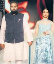  ??  ?? Real-life couples who met on Jeevansath­i.com walked the ramp during the fashion show