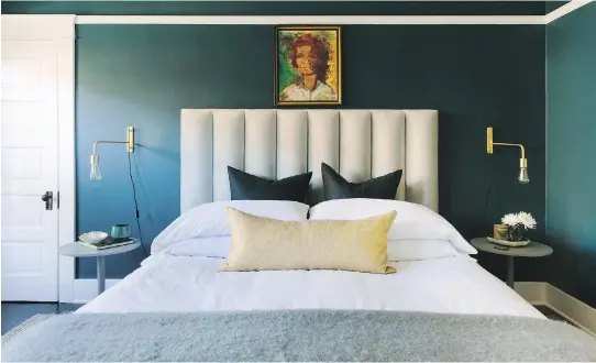  ?? MARY COSTA/CAITLIN MURRAY ?? A bedroom designed by Caitlin Murray of Black Lacquer Design. Murray hunts for vintage portraits at flea markets and uses them to unite the colours in a room.