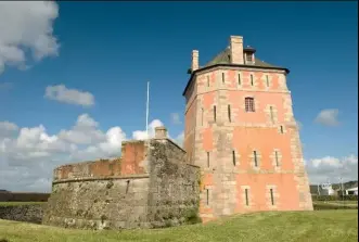  ??  ?? Le 18 juin 1694, une force anglo-hollandais­e tente de débarquer à Camaret. Elle essuie aussitôt les tirs d’artillerie des Français, depuis la tour Dorée, et perd un millier d’hommes.