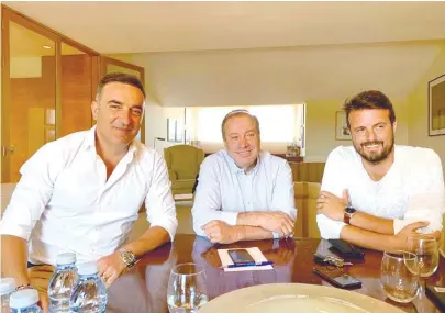  ??  ?? Carlos Carvalhal com o presidente António Silva Campos e o diretor desportivo André Vilas Boas