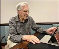  ?? SUBMITTED PHOTO ?? Heritage resident Bob Rasbridge talks to several family members via Zoom.