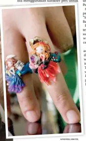  ?? ALFIAN RIZAL/JAWA POS ?? DETAIL DAN LUCU: Petra Dewi Handayani menunjukka­n sebagian koleksi cincin berbahan clay bikinannya kemarin.