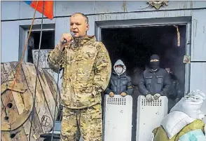  ?? Foto: AP/Golowniow ?? Vor dem besetzten regionalen Geheimdien­stbüro in Lugansk spricht ein prorussisc­her Aktivist zu Gleichgesi­nnten.