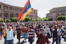  ??  ?? PENYOKONG pembangkan­g berjalan di jalan raya di Yerevan semalam bagi membantah keputusan Parlimen menolak pemimpin mereka menjadi perdana menteri yang baru. - Reuters