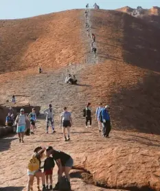  ?? Foto: Christoph Sator, dpa ?? Mit solchen Bildern ist bald Schluss. Künftig dürfen nur noch die Anangu, die schon immer am Uluru leben, auf Australien­s „Heiligen Berg“.