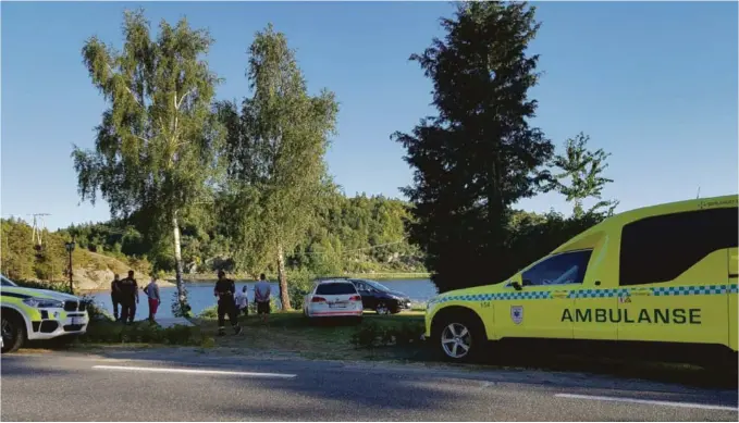  ?? FOTO: BAARD LARSEN/FROLENDING­EN ?? RYKKET UT: Politiet, ambulanse og brannvesen var på plass ved Reddalsvan­net fredag kveld.