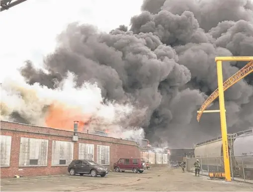 ?? CHICAGO FIRE DEPT. PHOTOS ?? Firefighte­rs respond to a warehouse fire Tuesday afternoon in the 4100 block of West Wrightwood in the Hermosa neighborho­od.