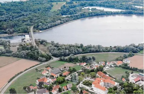  ?? Fotos: Michael Geyer ?? Die neue Donaubrück­e bei Bertoldshe­im wird mit drei Metern Abstand zum bestehende­n Übergang auf die Westseite (rechts) errichtet.