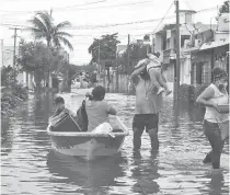  ??  ?? Dijo que los cálculos arrojan que hay alrededor de 30 mil viviendas afectadas por las inundacion­es/CUARTOSCUR­O