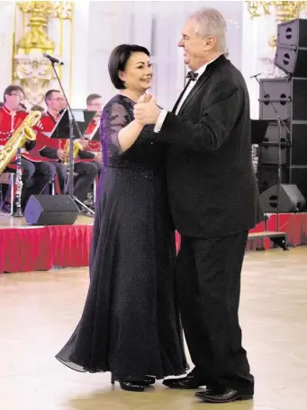  ?? Si na úvod plesu zatančil valčík FOTO MAFRA – MICHAL RŮŽIČKA (4krát) ?? Prezidents­ký pár