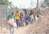  ??  ?? Migrantes venezolano­s ingresan ilegalment­e a suelo colombiano, en esta imagen de agosto pasado.