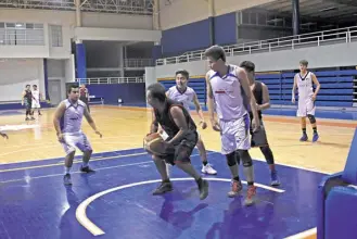  ??  ?? PARTIDOS DE preparació­n se están llevando a cabo en la Liga Premier de Básquetbol de Irapuato.