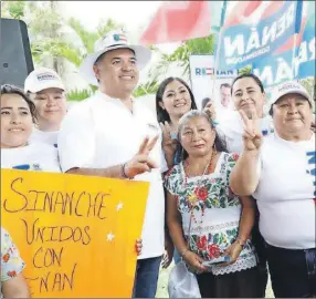  ?? ?? Renán Barrera Concha con un grupo de simpatizan­tes en su gira ayer por Sinanché, entre otros lugares