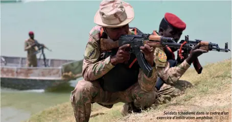  ??  ?? Soldats tchadiens dans le cadre d’un exercice d’infiltrati­on amphibie. (© DOD)