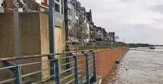  ?? RP-FOTO: HAGEMANN ?? Blick auf die Emmericher Promenade. Hier kann sich Vater Rhein noch weiter ausbreiten.