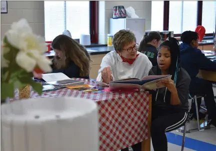  ?? PHOTO BY JO AN RECHTIN — OJR SCHOOL DISTRICT ?? Owen J. Roberts School District Superinten­dent Susan Lloyd borrowed a chef’s coat from the district’s food service department and read with students at a “book tasting” event at East Vincent Elementary School in honor of Read Across America.