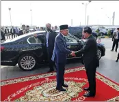  ?? SPM ?? Prime Minister Hun Sen (right) greets his Malaysian counterpar­t Anwar Ibrahim at the Ramadan event in Phnom Penh on March 27.