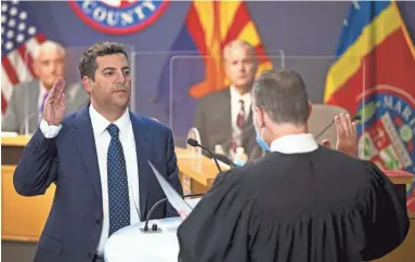  ?? MONICA D. SPENCER/THE REPUBLIC ?? Thomas Galvin is sworn in by a judge as the newest supervisor for the Maricopa County Board of Supervisor­s in Phoenix on Wednesday.