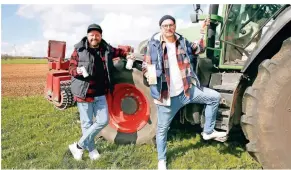  ?? FOTO: D. STANIEK ?? Moritz Gärtner (l.) und Philip Beuters mit den Wegesrand-Produkten. Hanf und Dinkel werden auf dem Beuters-Hof selbst angebaut. Der Gin wird in Schwalmtal gebrannt.