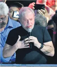  ?? Nelson Almeida/AFP ?? “Agora, eu quero ser candidato à Presidênci­a da República”, declarou Lula durante discurso a sindicalis­tas e simpatizan­tes ontem na Praça da República