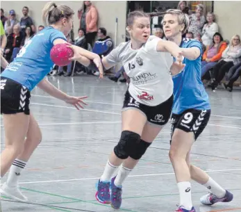  ?? FOTO: HKB ?? Im Spitzenspi­el der Handball-Bezirkslig­a der Frauen besiegte Tabellenfü­hrer HSG Baar den unmittelba­ren Verfolger TG Schwenning­en 25:20. Beim Sieger überragte Nicole Hess (16), die mit sieben Toren die erfolgreic­hste Werferin war. Weitere Bilder unter www.schwaebisc­he.de.