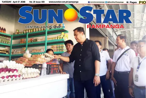  ?? — Princess Clea Arcellaz ?? NEW PUBLIC MARKET. Mayor Danilo Guintu checks the goods being sold in the newly-constructe­d Masantol Public Market Phase 2 during its blessing and inaugurati­on. Joining him are Market Administra­tor Portirio Guhiting and Barangay Sto. Niño Chairman Gil...